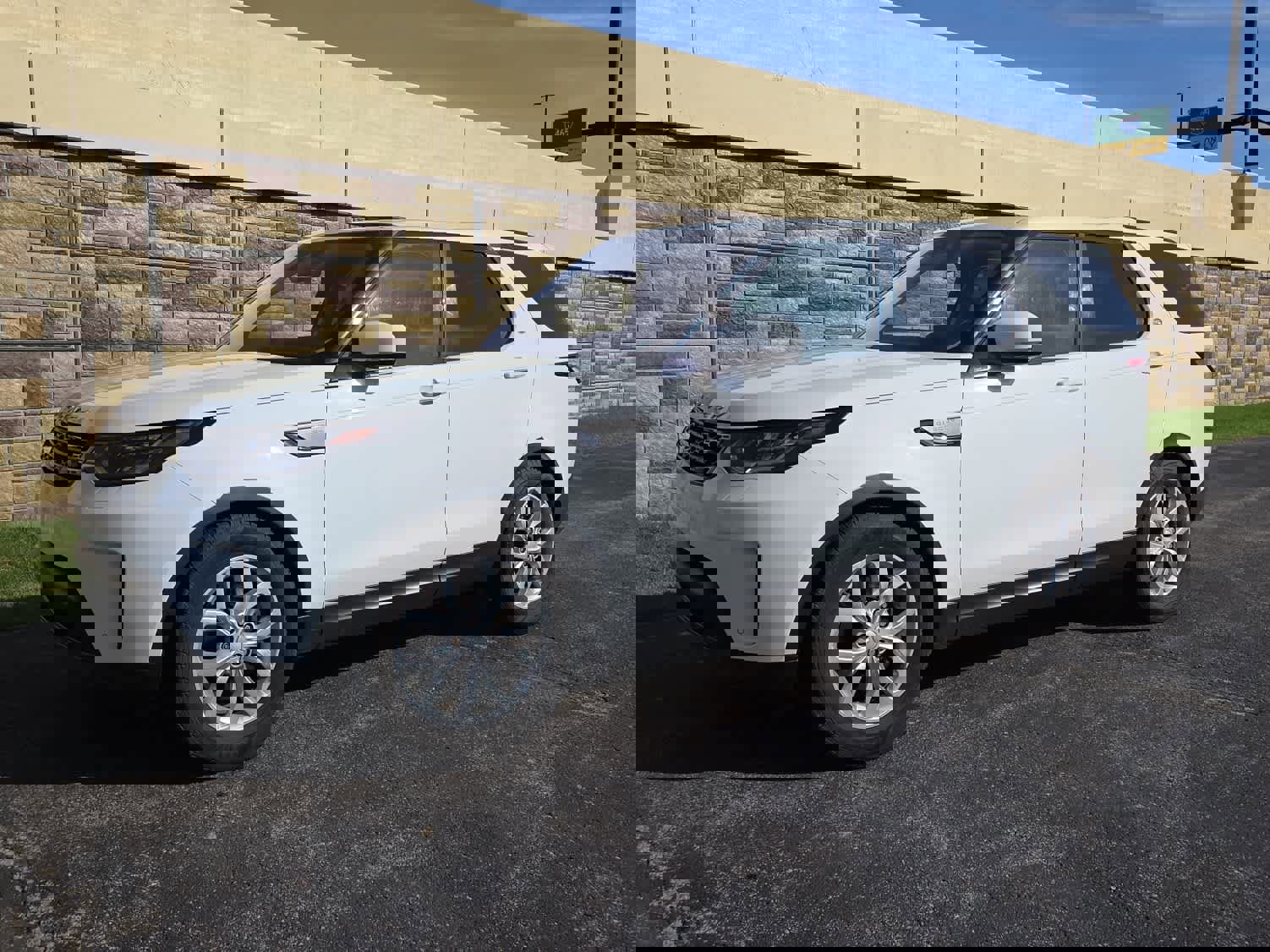 Used 2017 Land Rover Discovery SE image 12