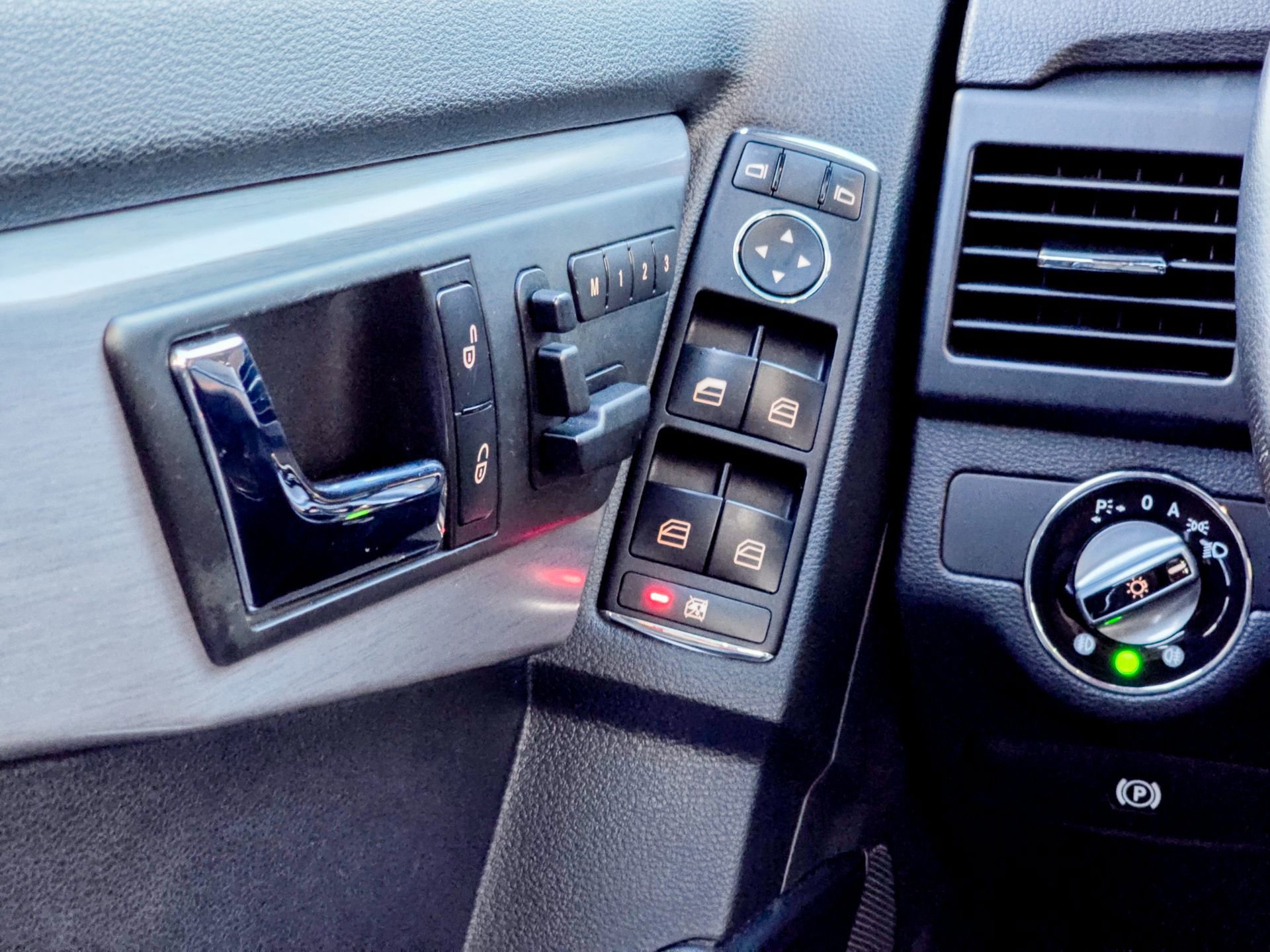 Used 2010 Mercedes-Benz GLK 350 4MATIC image 24