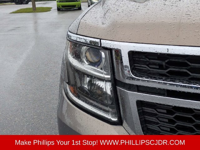 Used 2017 Chevrolet Suburban LT w/ Luxury Package RWD image 9