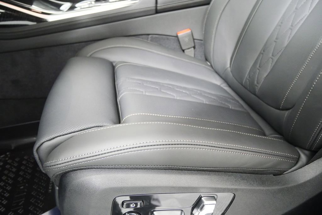 Used 2026 BMW X7 M60i image 10