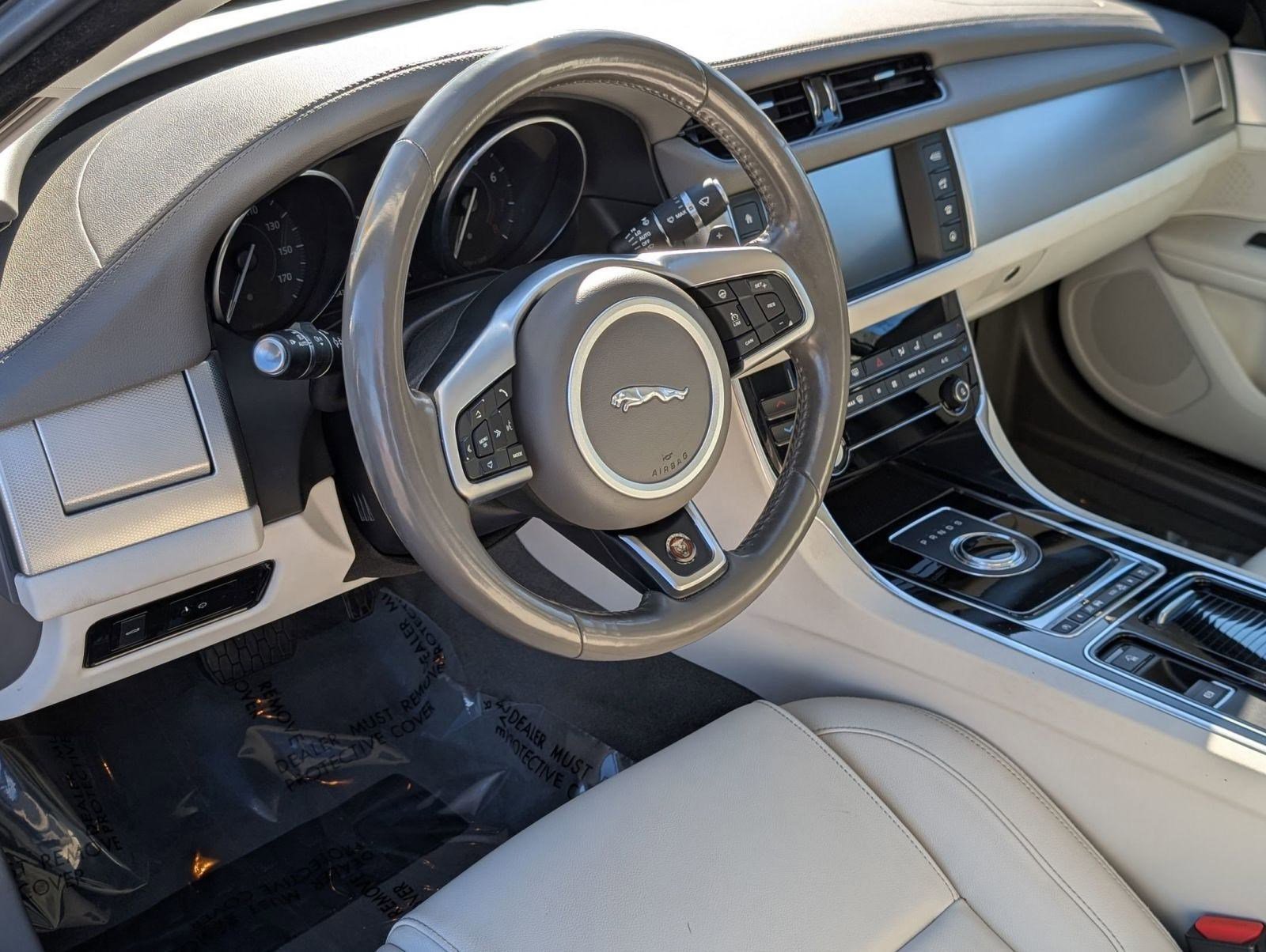 Used 2017 Jaguar XF Premium image 4