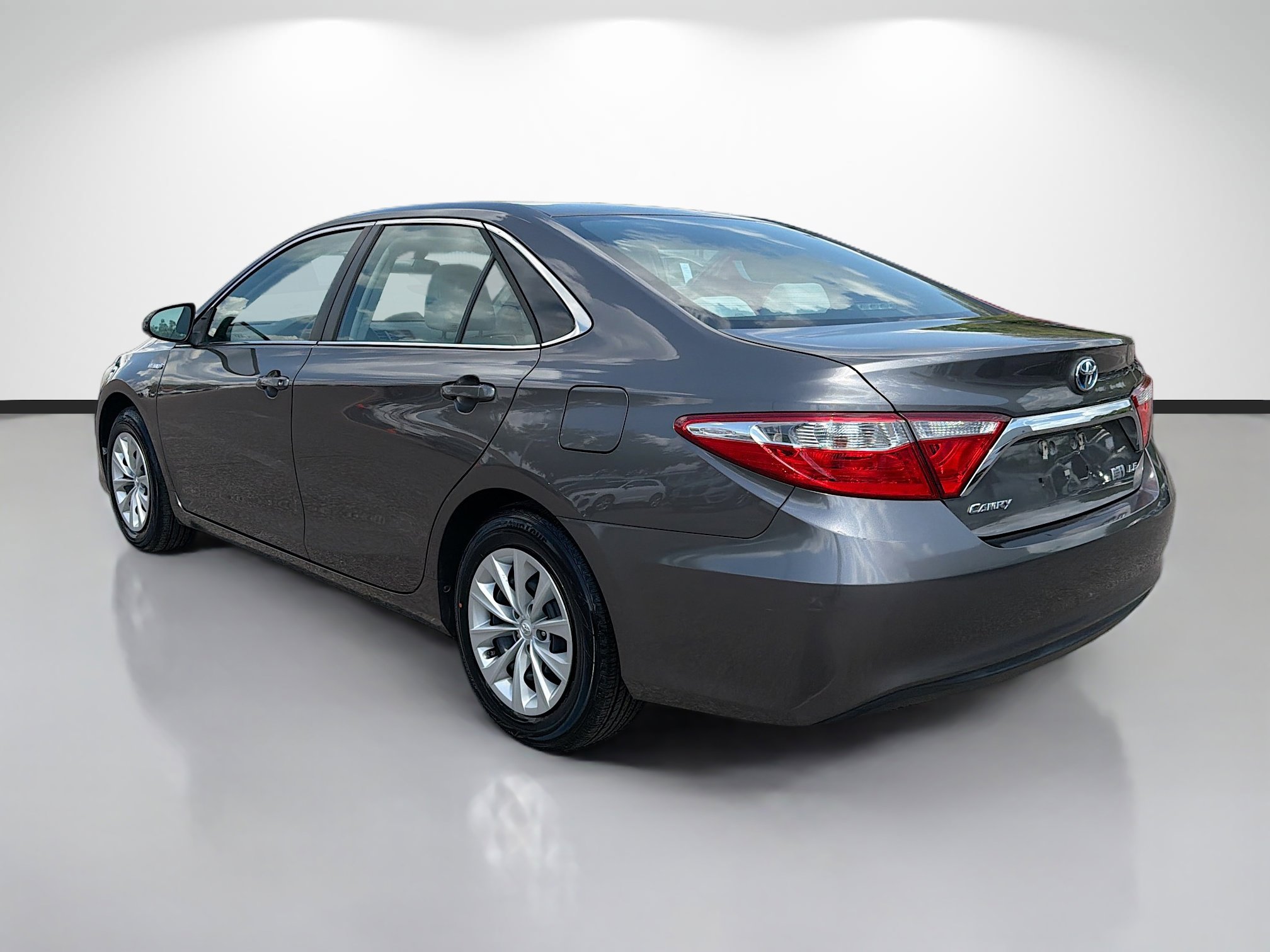 Used 2015 Toyota Camry LE image 5