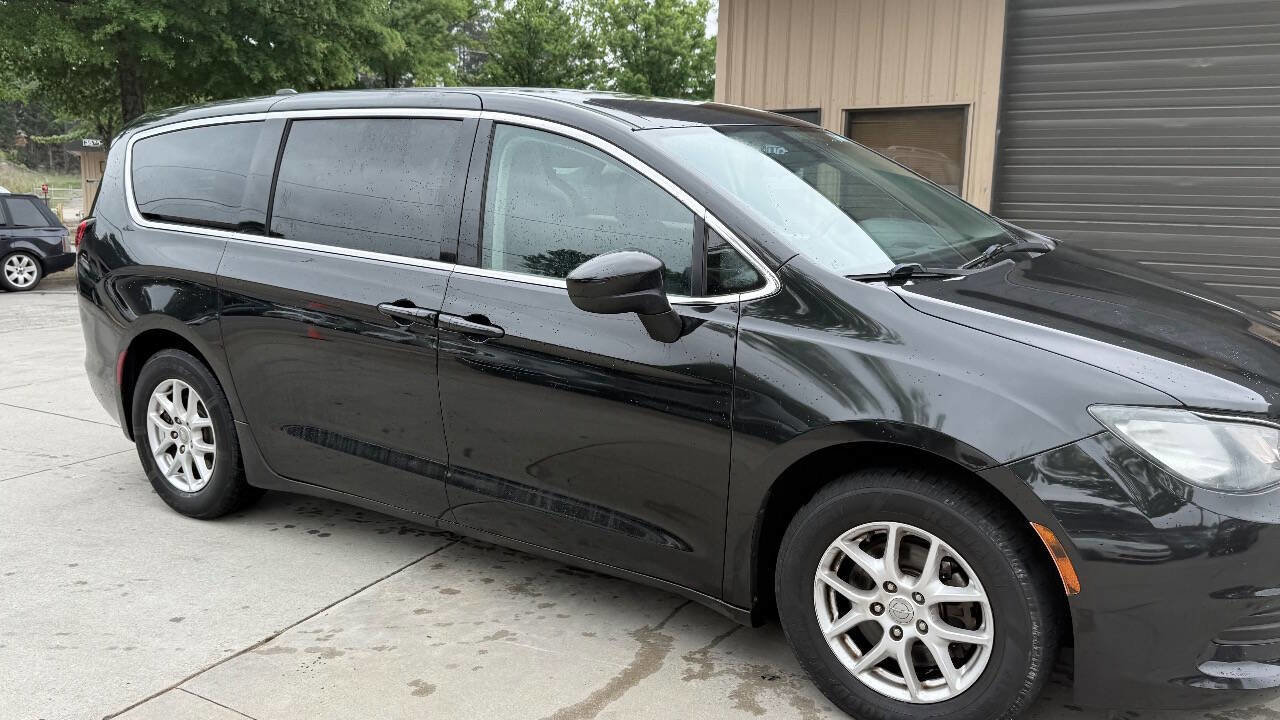 Used 2017 Chrysler Pacifica Touring FWD image 12