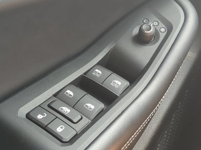 Used 2025 Jeep Grand Cherokee Laredo w/ Luxury Tech Group I RWD image 23