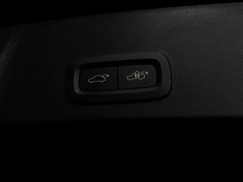 Used 2025 Volvo XC40 B5 Core image 29