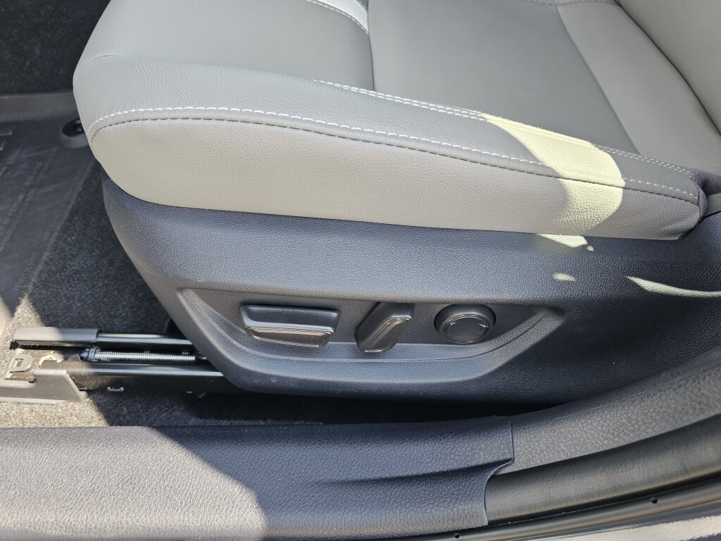 Used 2025 Toyota Camry SE w/ Convenience Package FWD image 19
