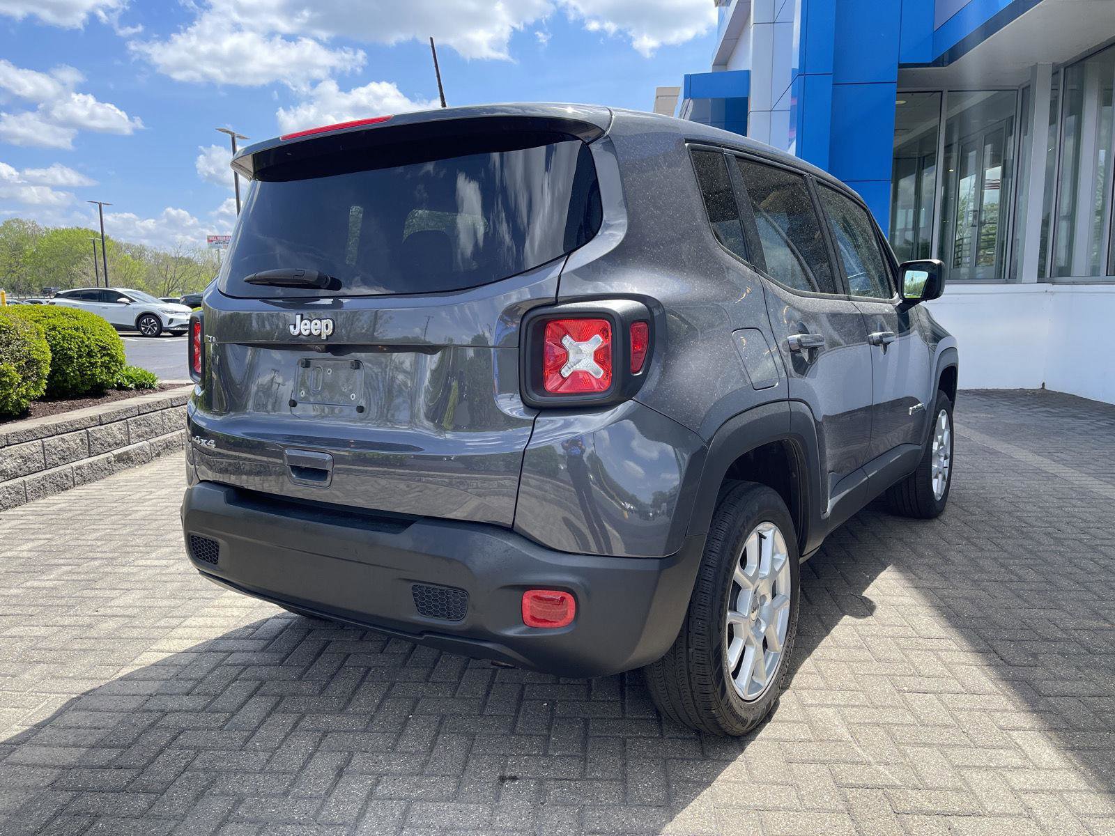 Used 2023 Jeep Renegade Latitude AWD/4WD image 5