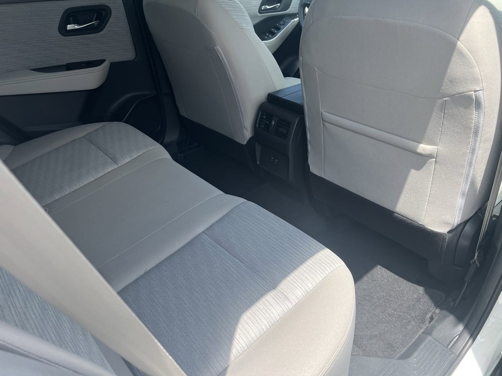 Used 2023 Nissan Rogue SV image 9