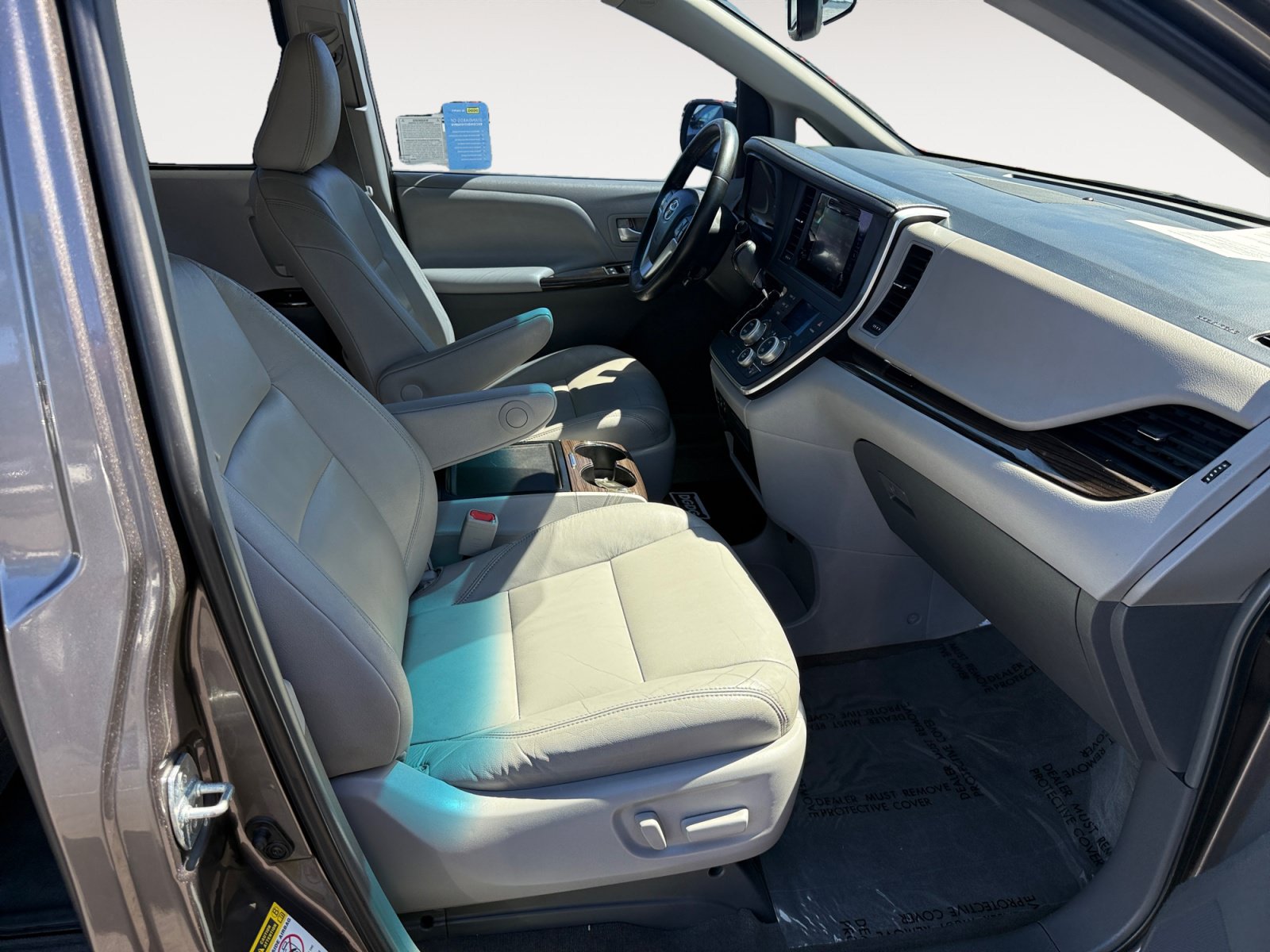 Used 2015 Toyota Sienna XLE w/ XLE Navigation Package FWD image 18