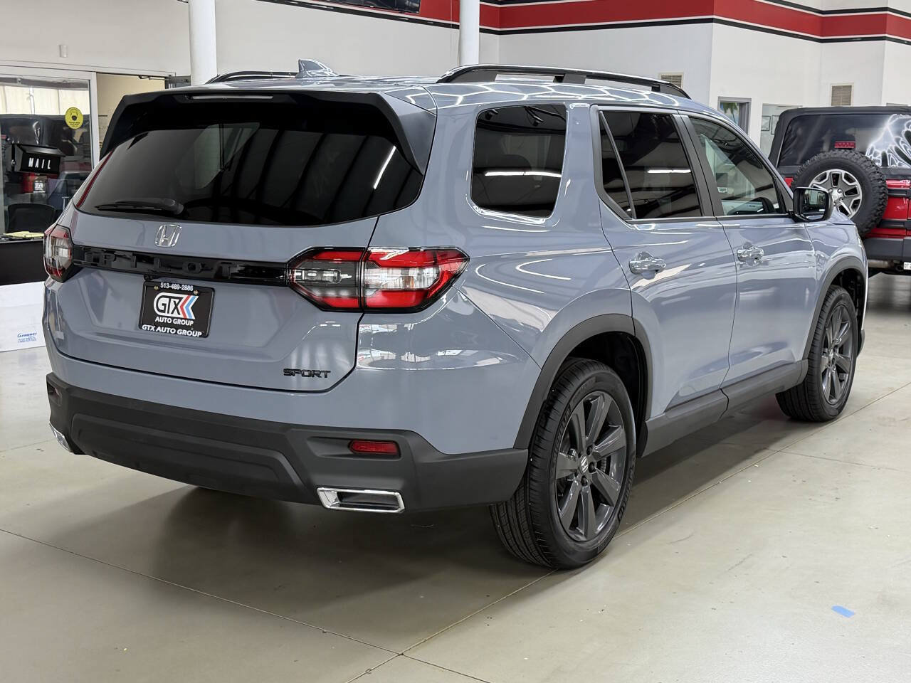 Used 2025 Honda Pilot Sport image 2