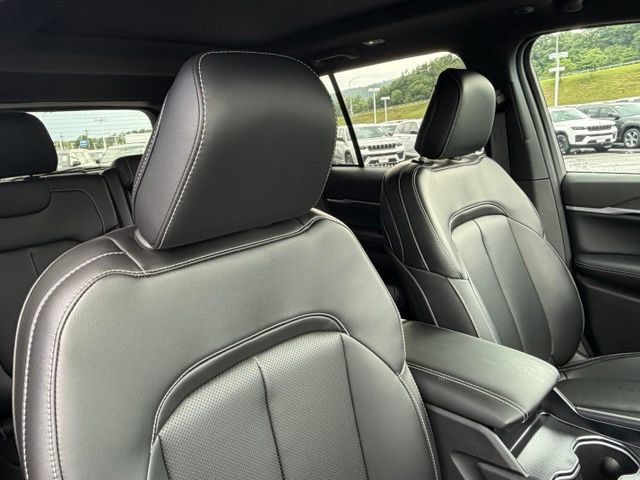 New 2026 Jeep Grand Cherokee Limited w/ Luxury Tech Group II AWD/4WD image 30