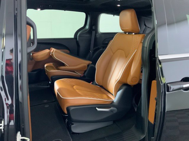 Used 2024 Chrysler Pacifica Pinnacle AWD/4WD image 36