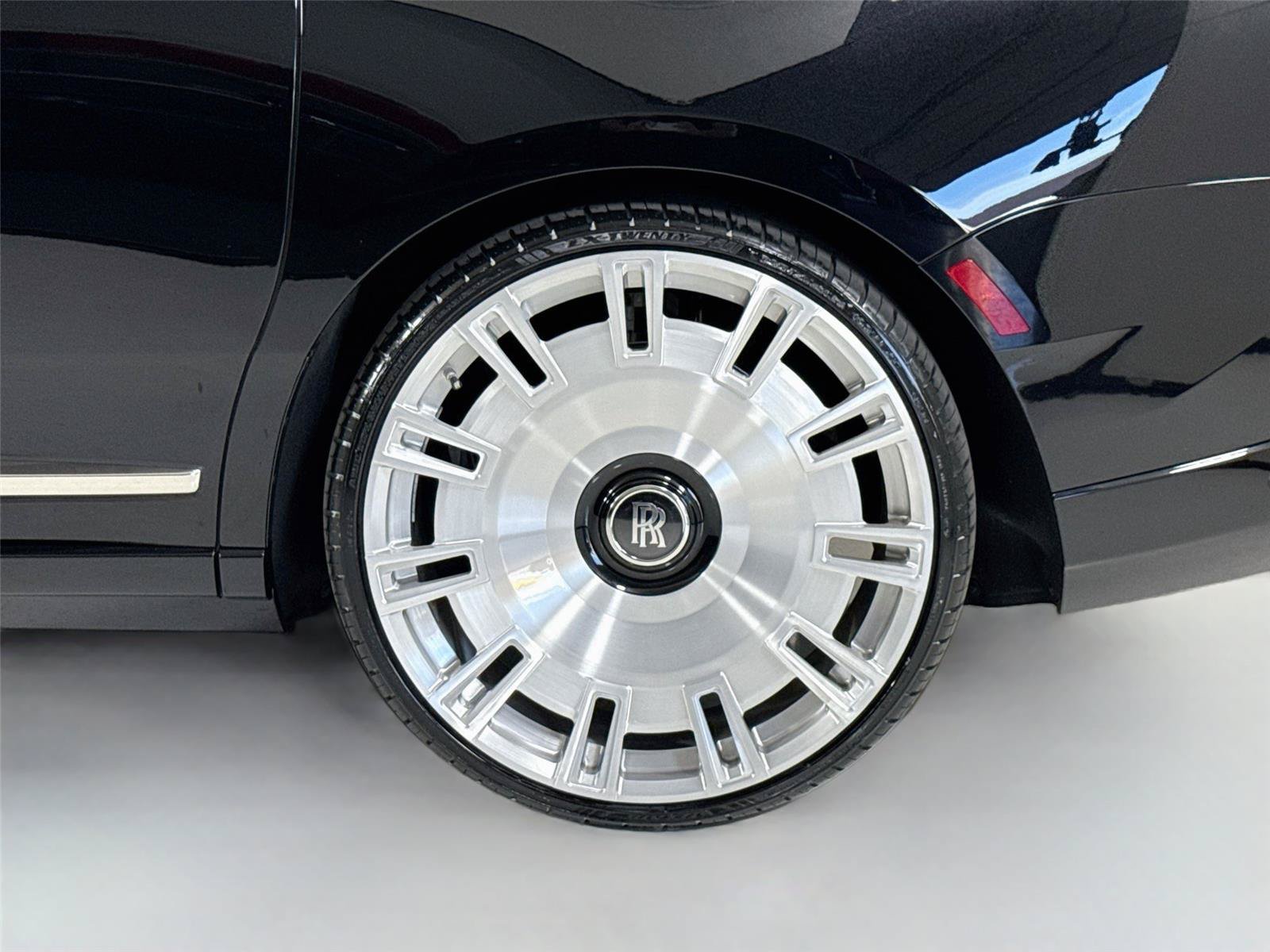 Used 2025 Rolls-Royce Cullinan AWD/4WD image 39