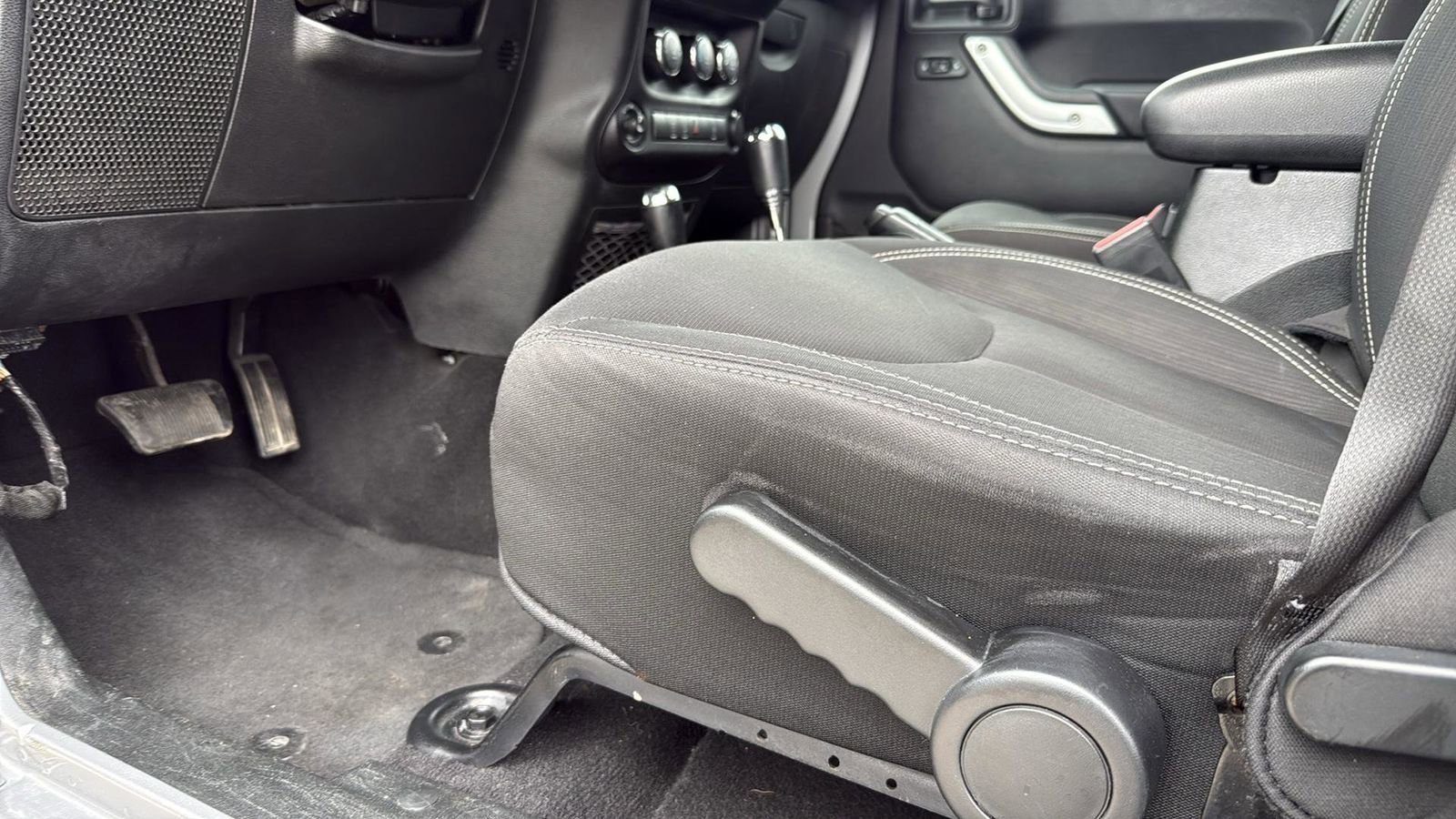 Used 2018 Jeep Wrangler Unlimited Sahara image 11