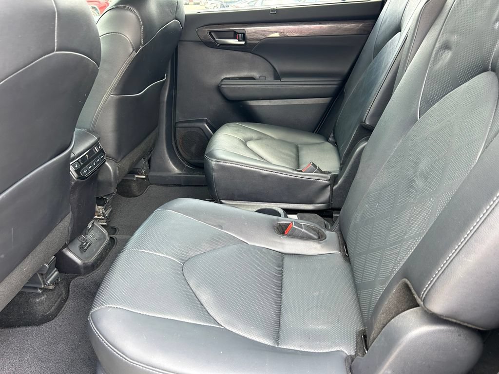Certified 2024 Toyota Highlander Platinum FWD image 17
