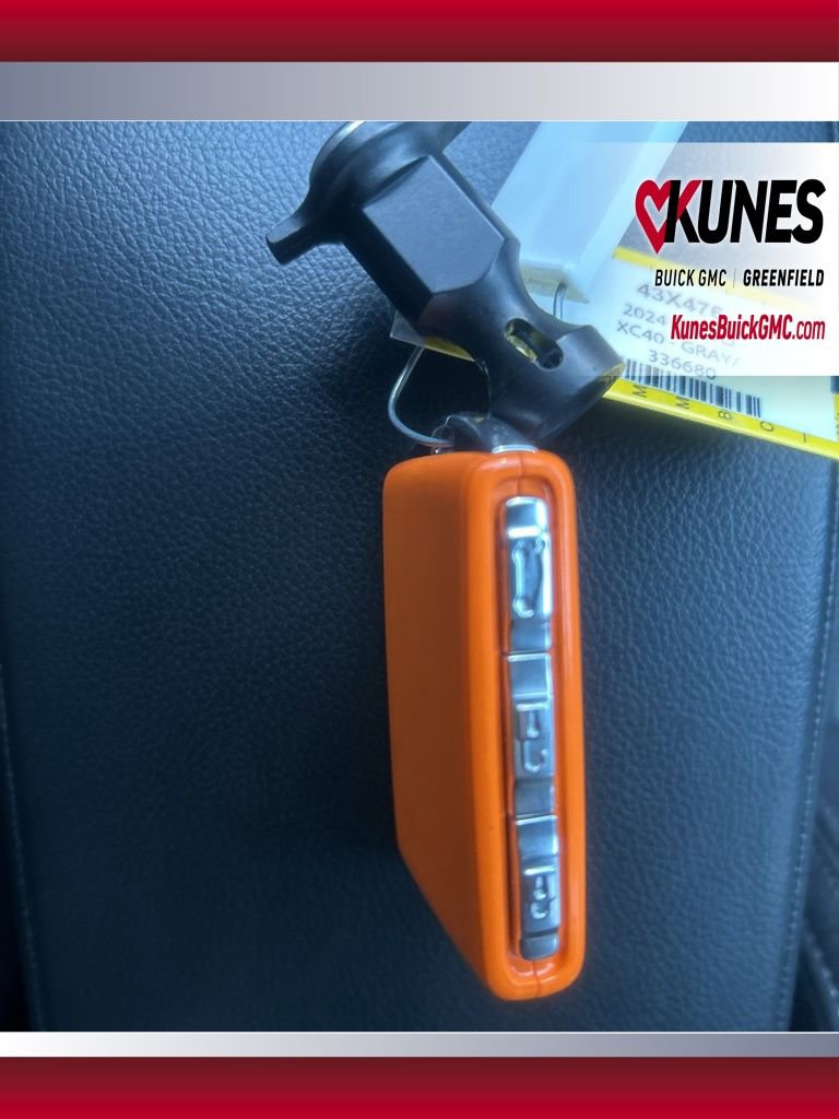 Used 2024 Volvo XC40 B5 Core image 40