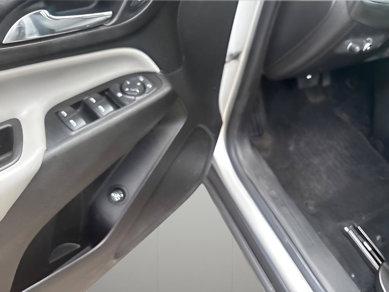 Used 2019 Chevrolet Equinox LT FWD image 30