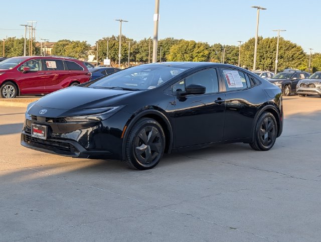 Used 2025 Toyota Prius LE FWD image 9