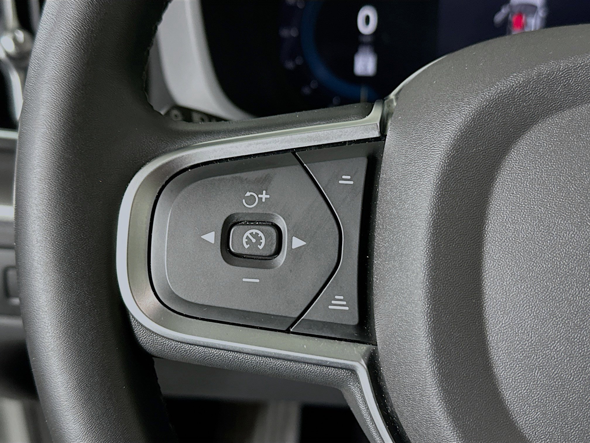 Used 2025 Volvo XC60 B5 Core image 16