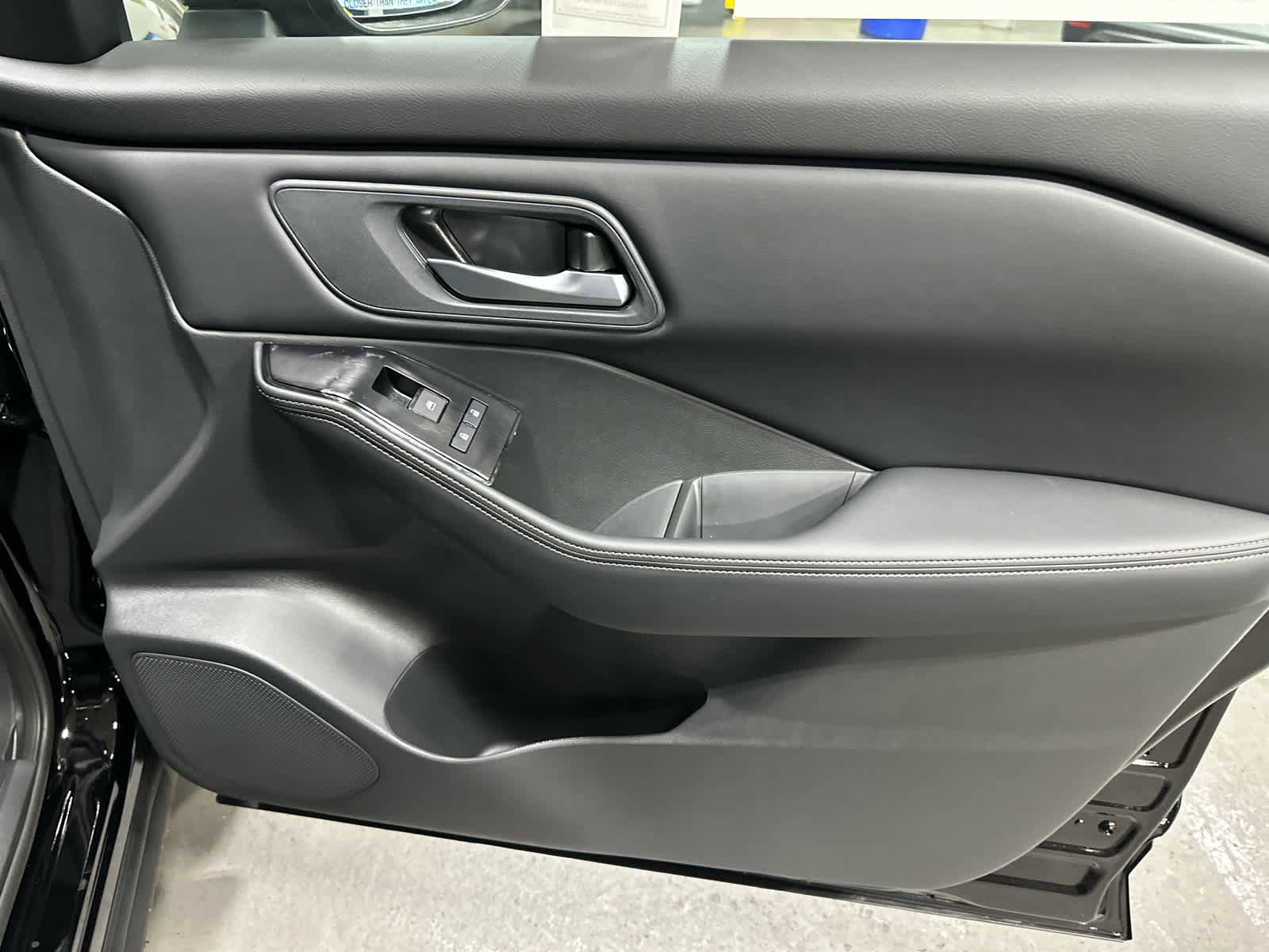 Used 2025 Nissan Rogue SV image 35