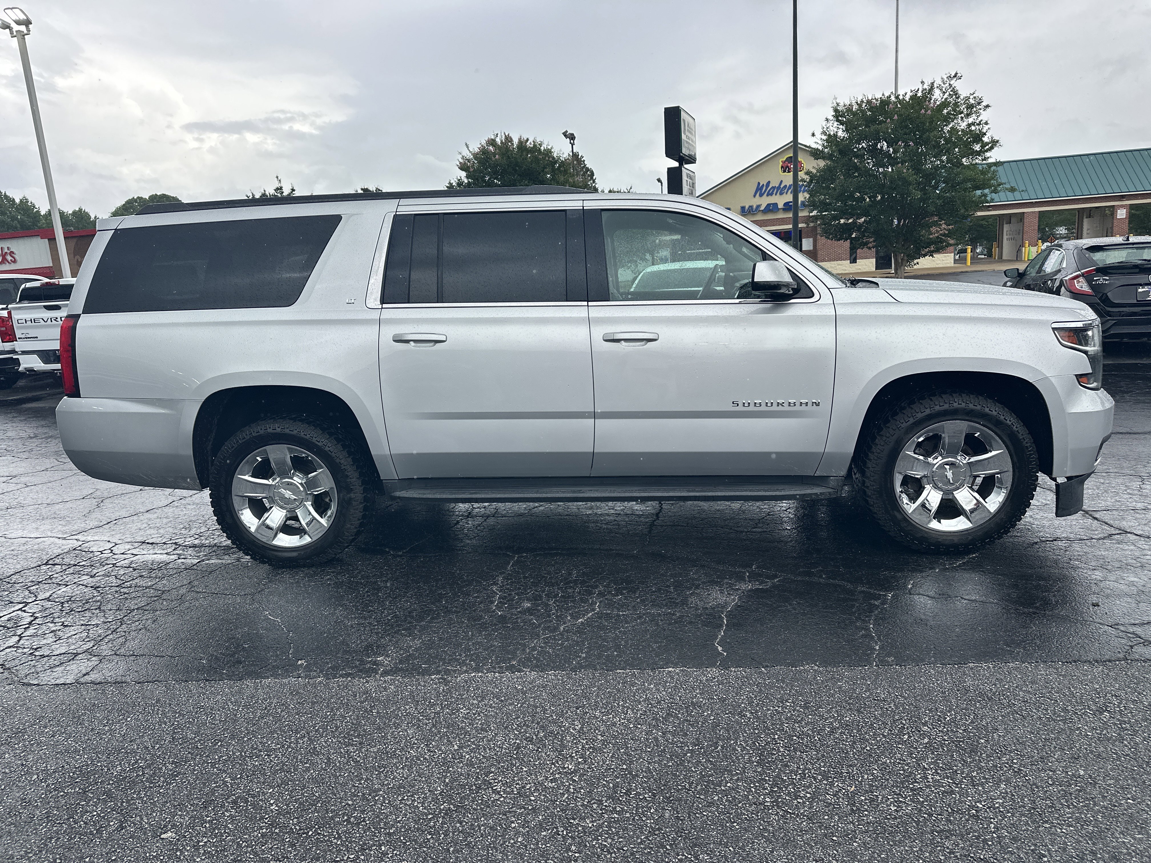 Used 2016 Chevrolet Suburban LT RWD image 9