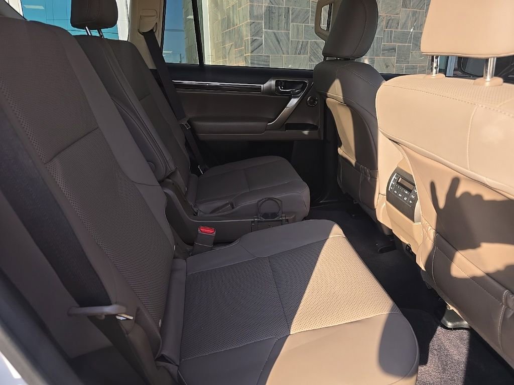 Used 2023 Lexus GX 460 Premium w/ Accessory Package image 31