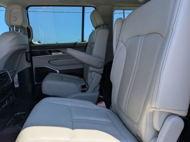 Used 2024 Jeep Wagoneer Series III AWD/4WD image 18