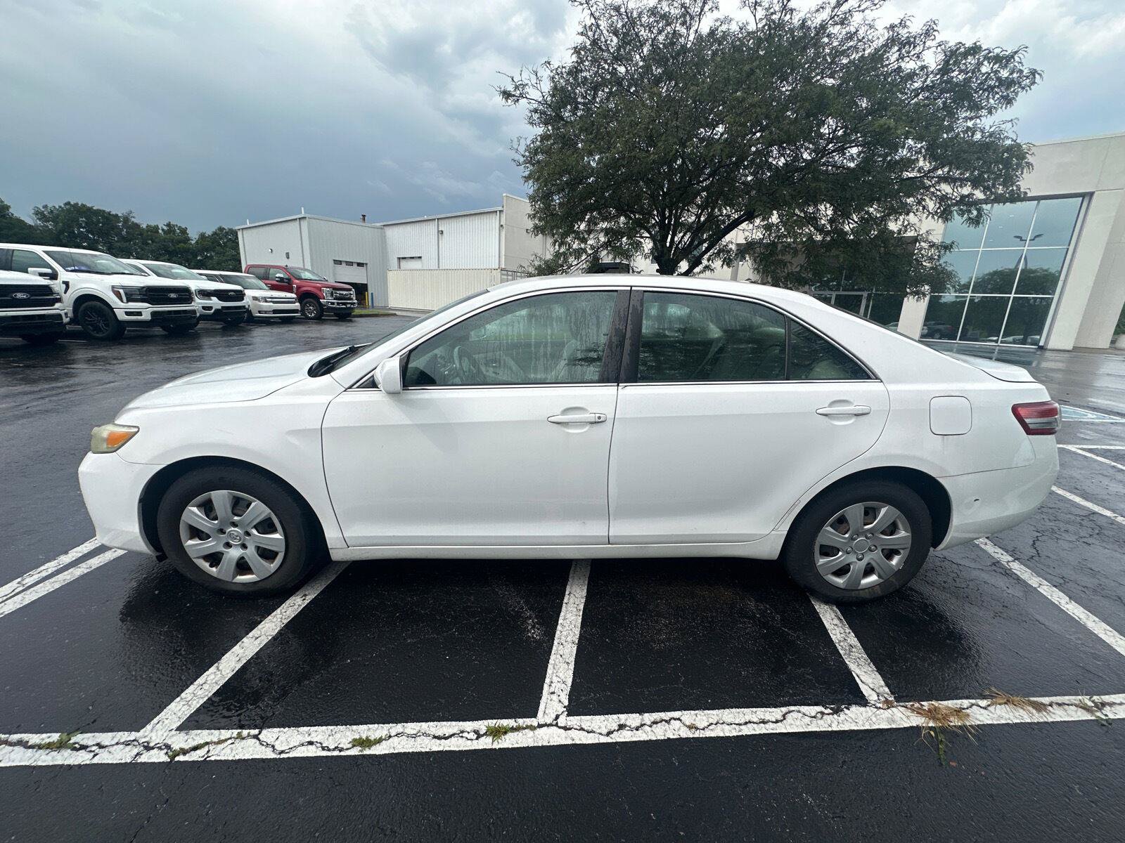 Used 2010 Toyota Camry LE FWD image 3
