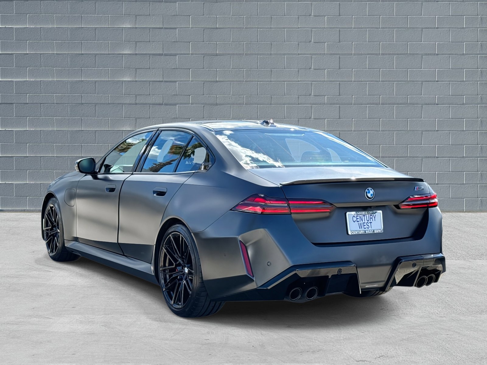 Used 2025 BMW M5 w/ Carbon Package image 3