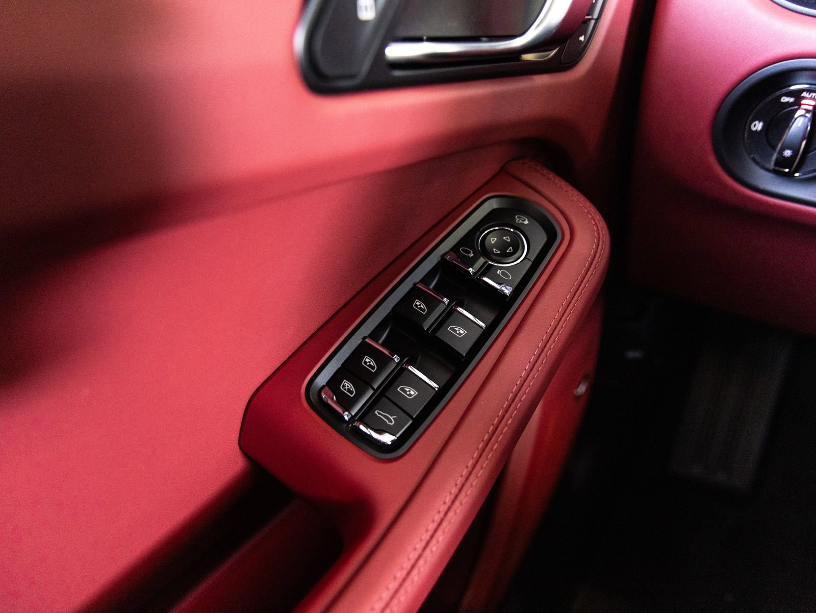 New 2026 Porsche Macan AWD/4WD image 20