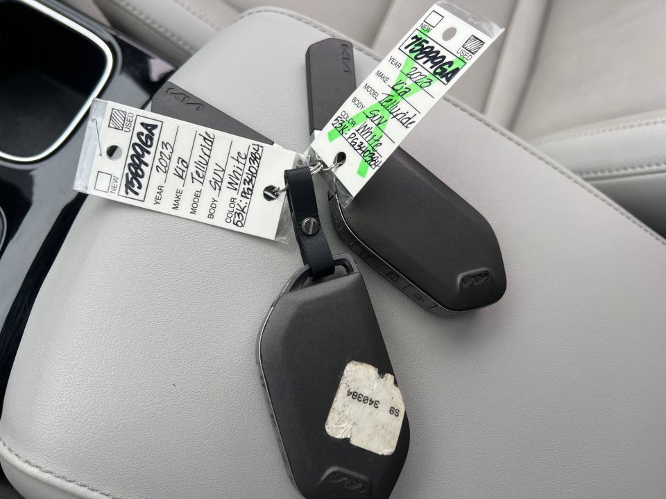 Used 2023 Kia Telluride EX w/ EX Captain's Chair Package image 35