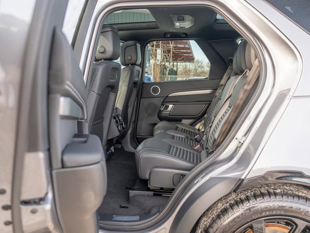 New 2025 Land Rover Discovery Dynamic SE image 19