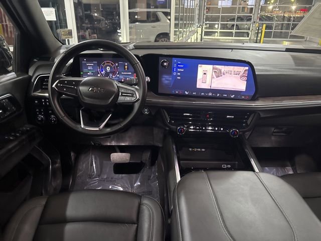 Used 2025 Chevrolet Suburban Z71 image 32