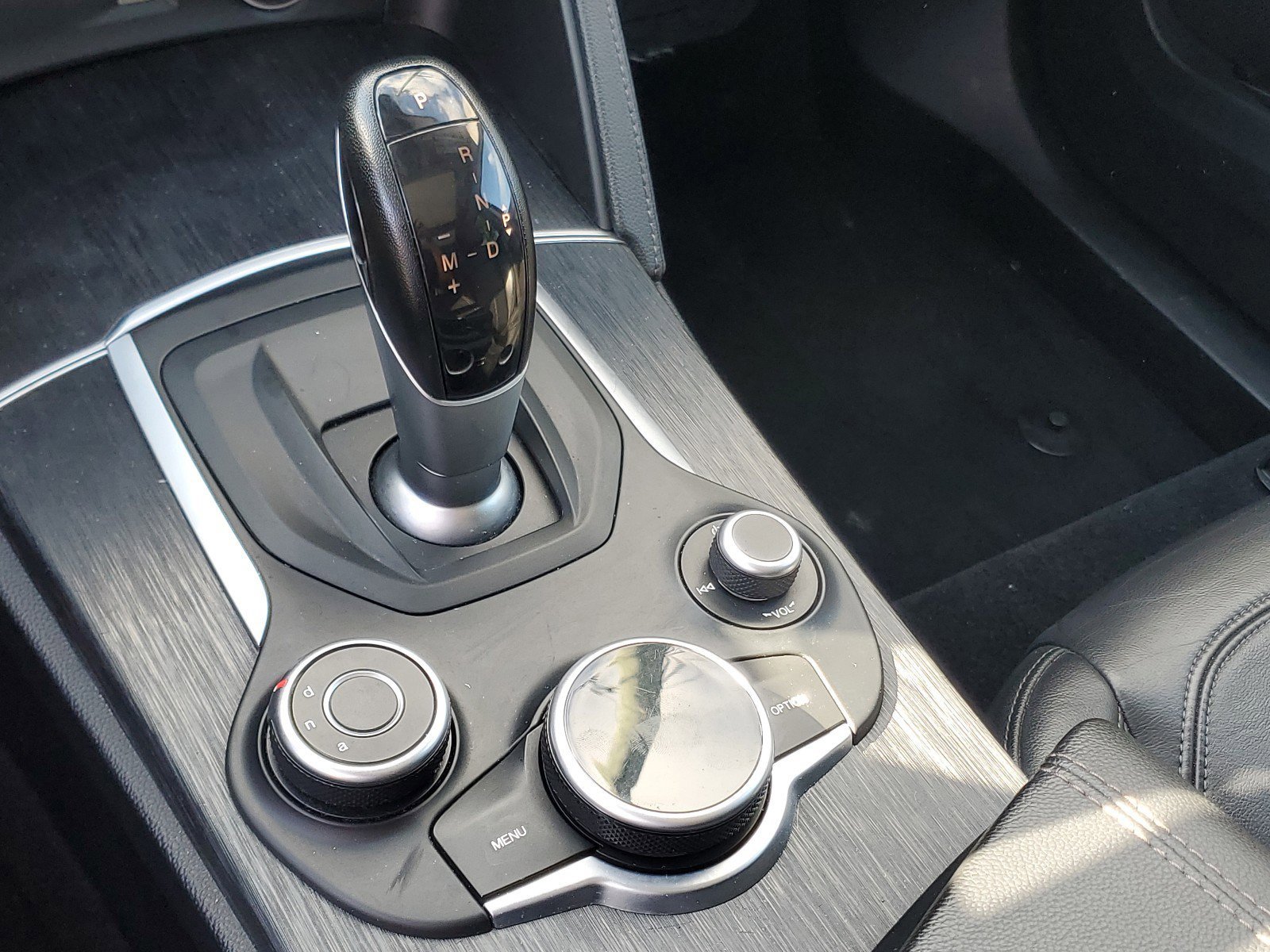 Used 2019 Alfa Romeo Stelvio AWD image 28