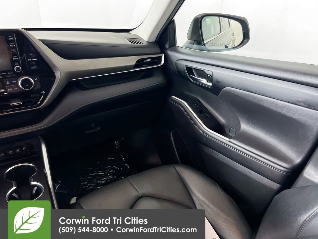 Used 2020 Toyota Highlander XLE AWD/4WD image 29