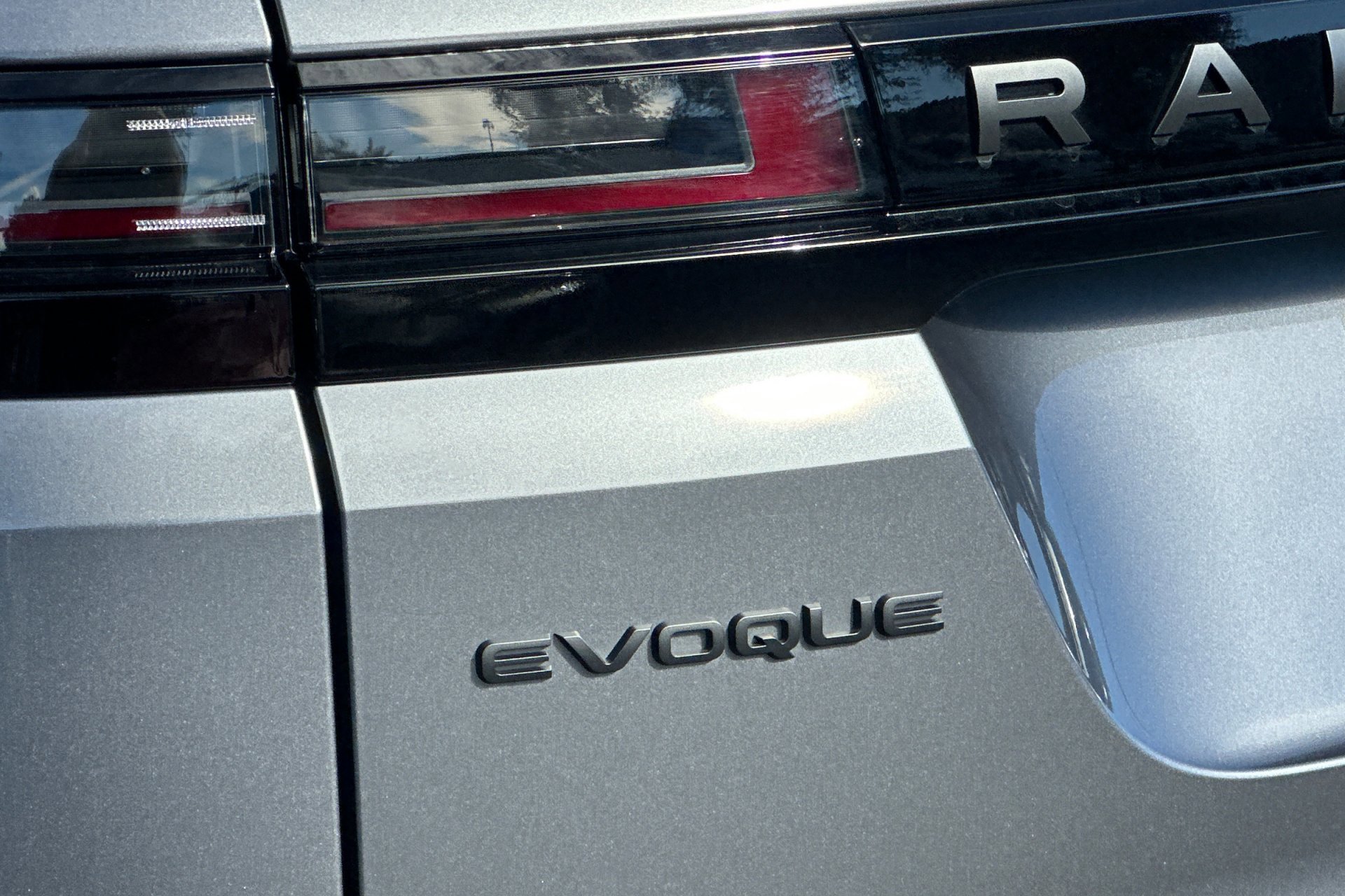 Used 2024 Land Rover Range Rover Evoque Dynamic SE image 17