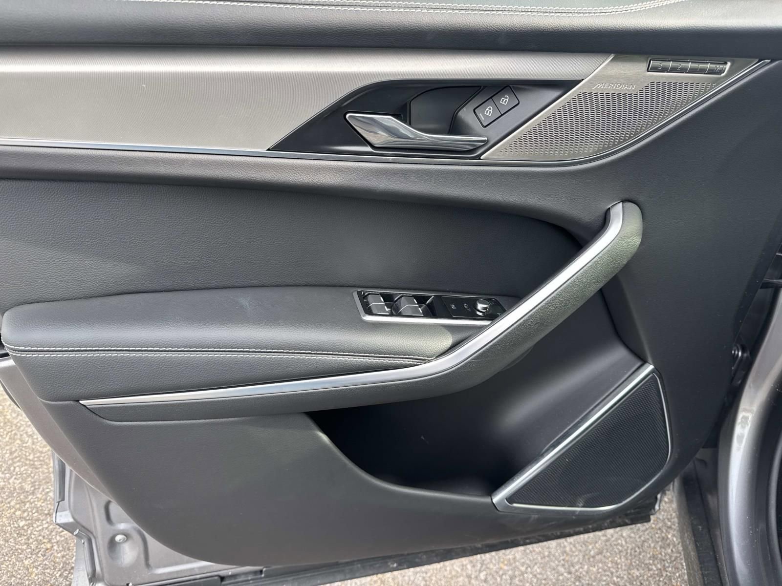 Used 2025 Jaguar F-PACE R-Dynamic S image 19