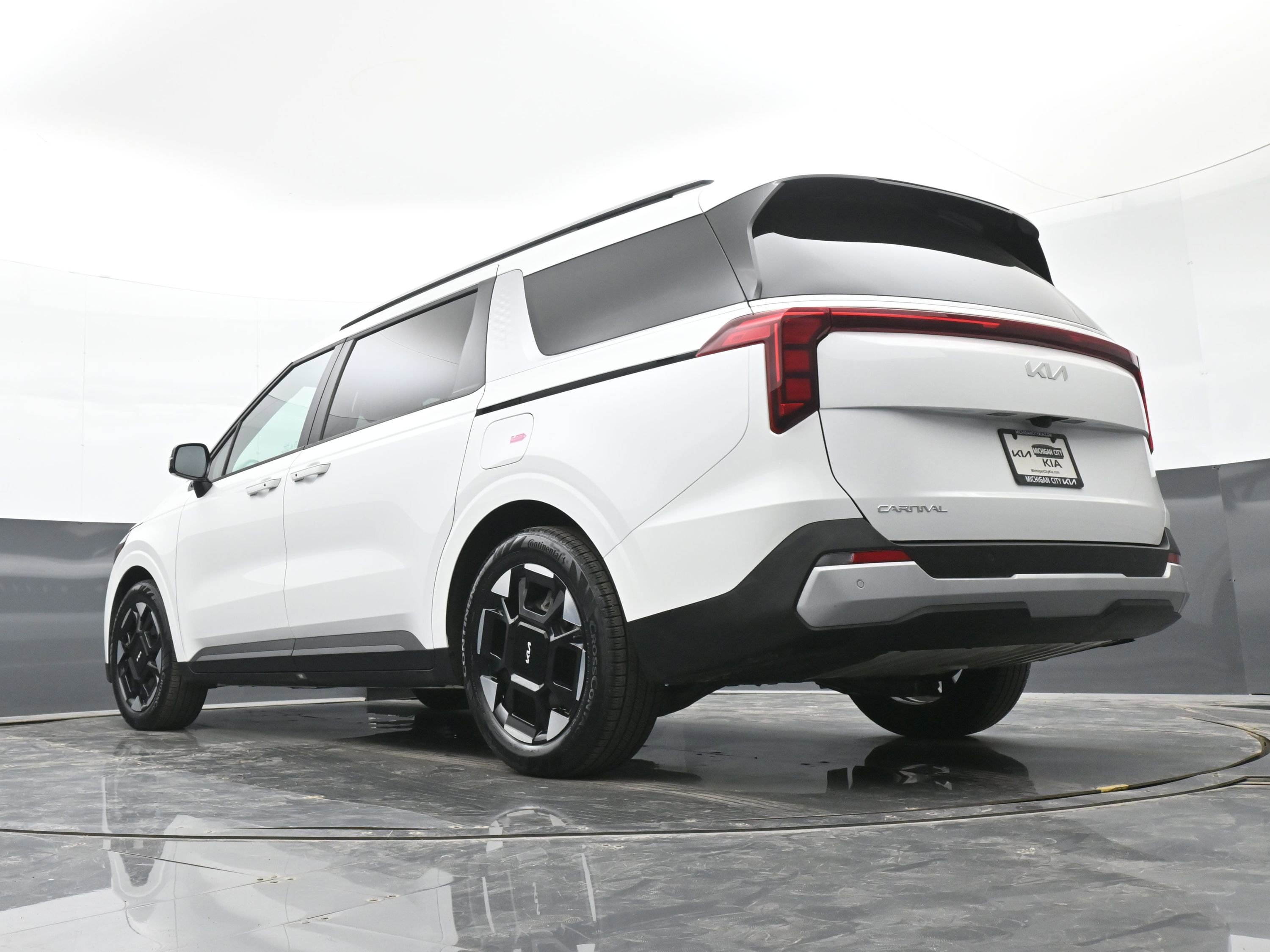 Used 2025 Kia Carnival EX image 29