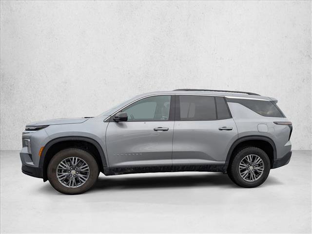 Used 2025 Chevrolet Traverse LT image 2