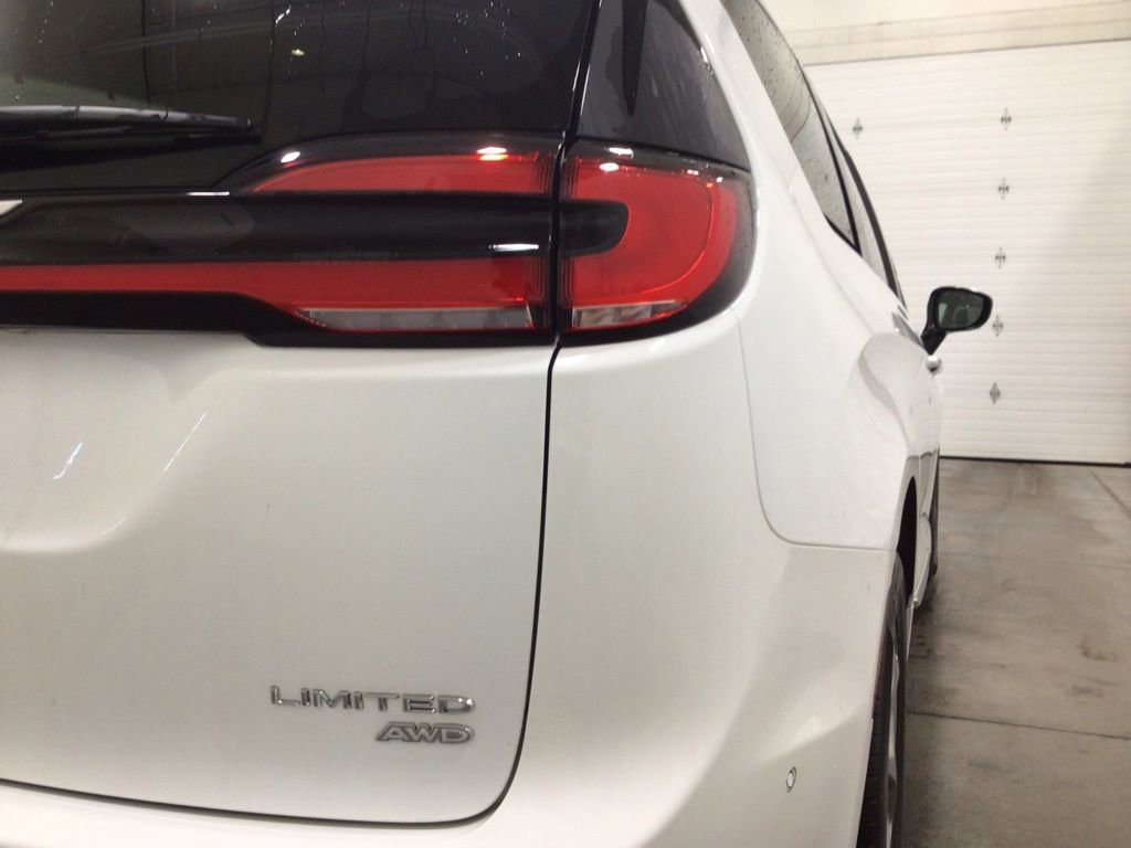 Used 2023 Chrysler Pacifica Limited w/ Trailer Tow Group AWD/4WD image 16