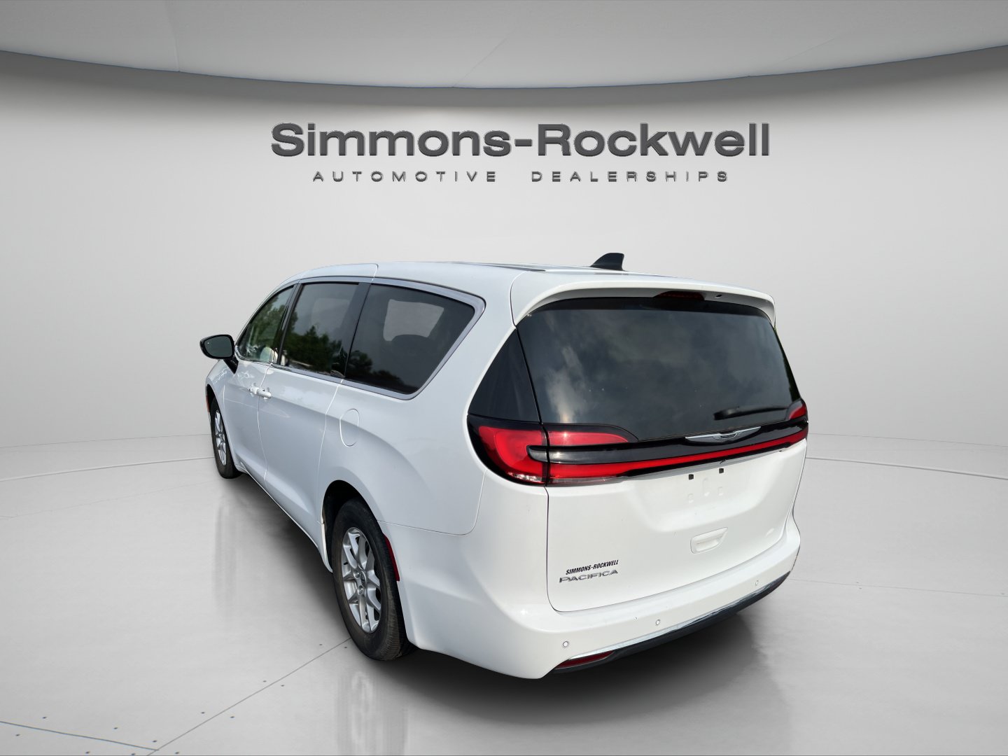Used 2024 Chrysler Pacifica Touring-L FWD image 3
