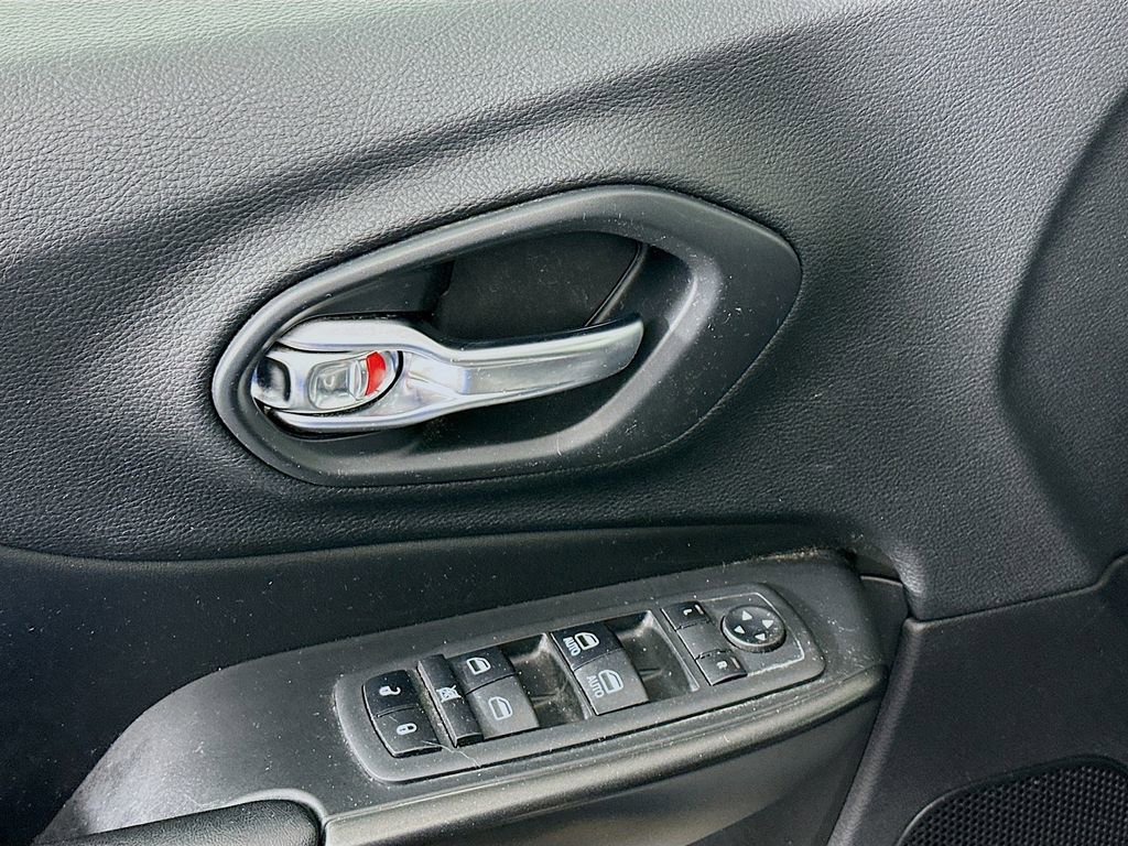 Used 2019 Jeep Cherokee Trailhawk w/ Cold Weather Group image 24