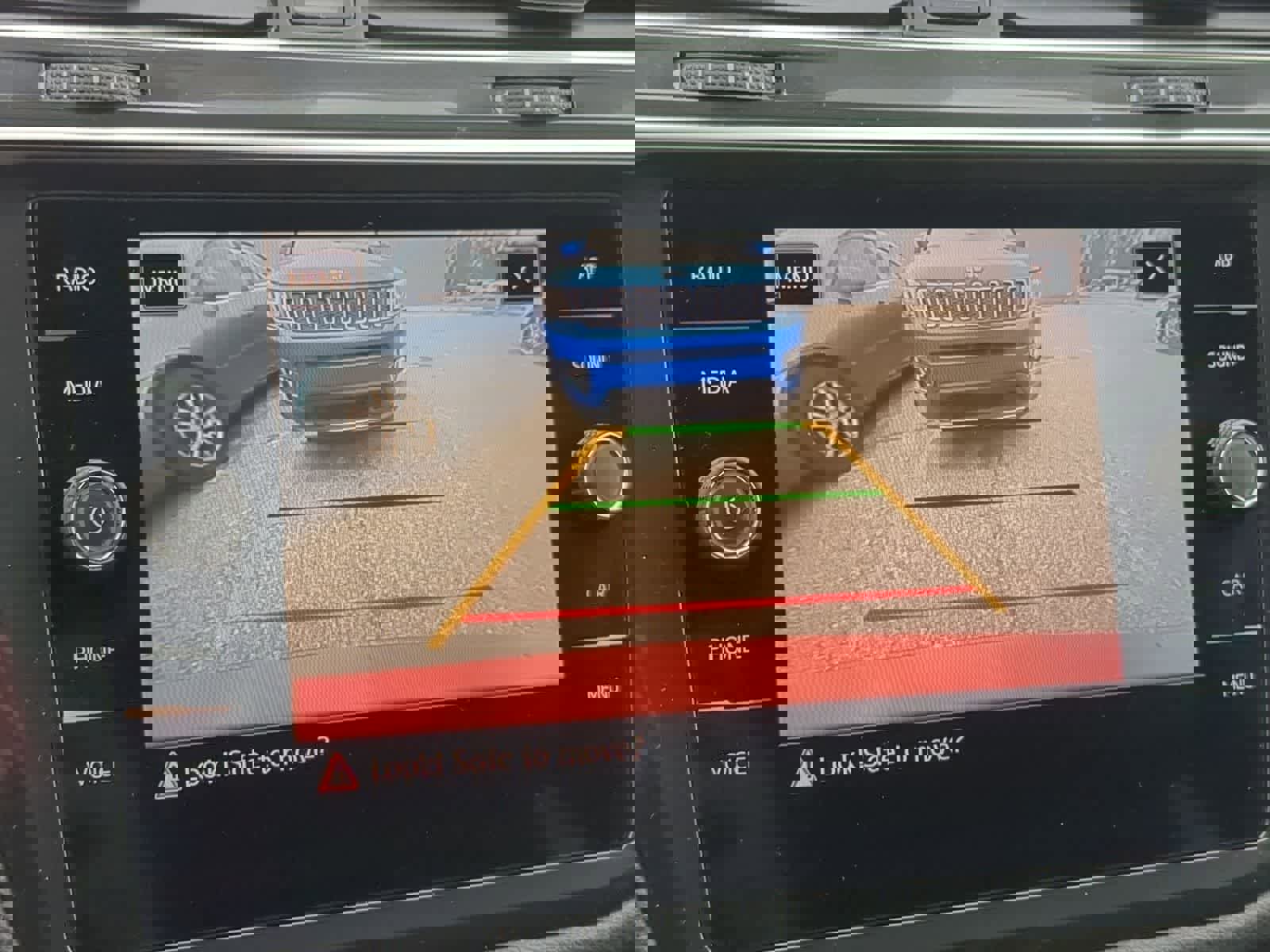 Used 2018 Volkswagen Tiguan SE image 28