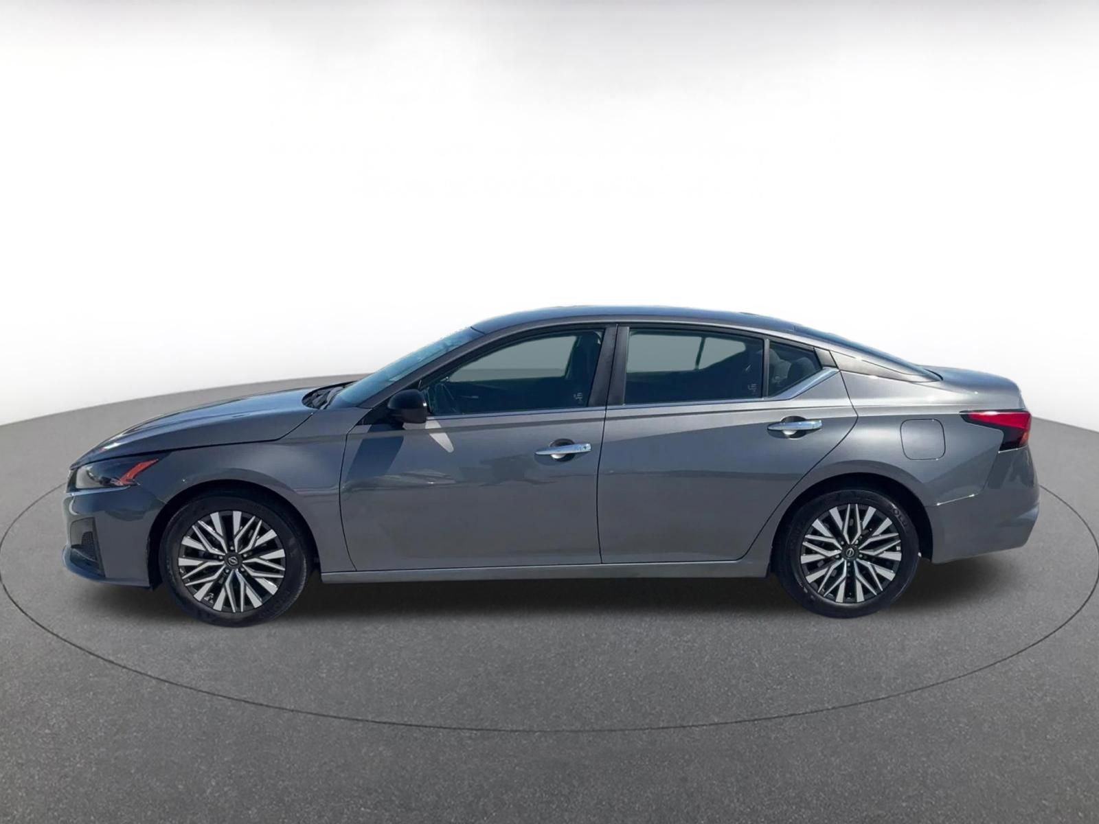 Used 2025 Nissan Altima 2.5 SV FWD image 9