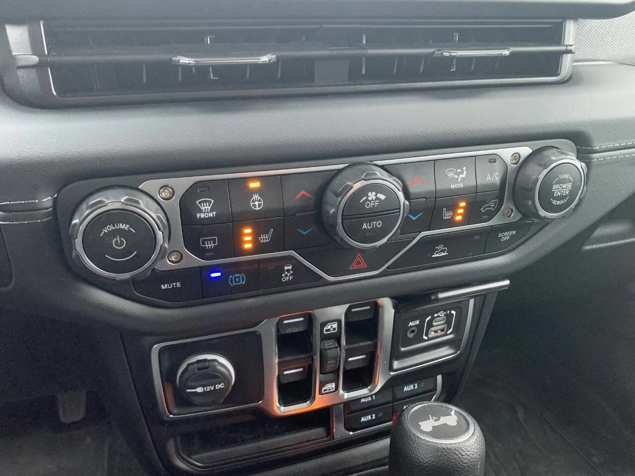 Used 2025 Jeep Wrangler Unlimited Sahara image 2