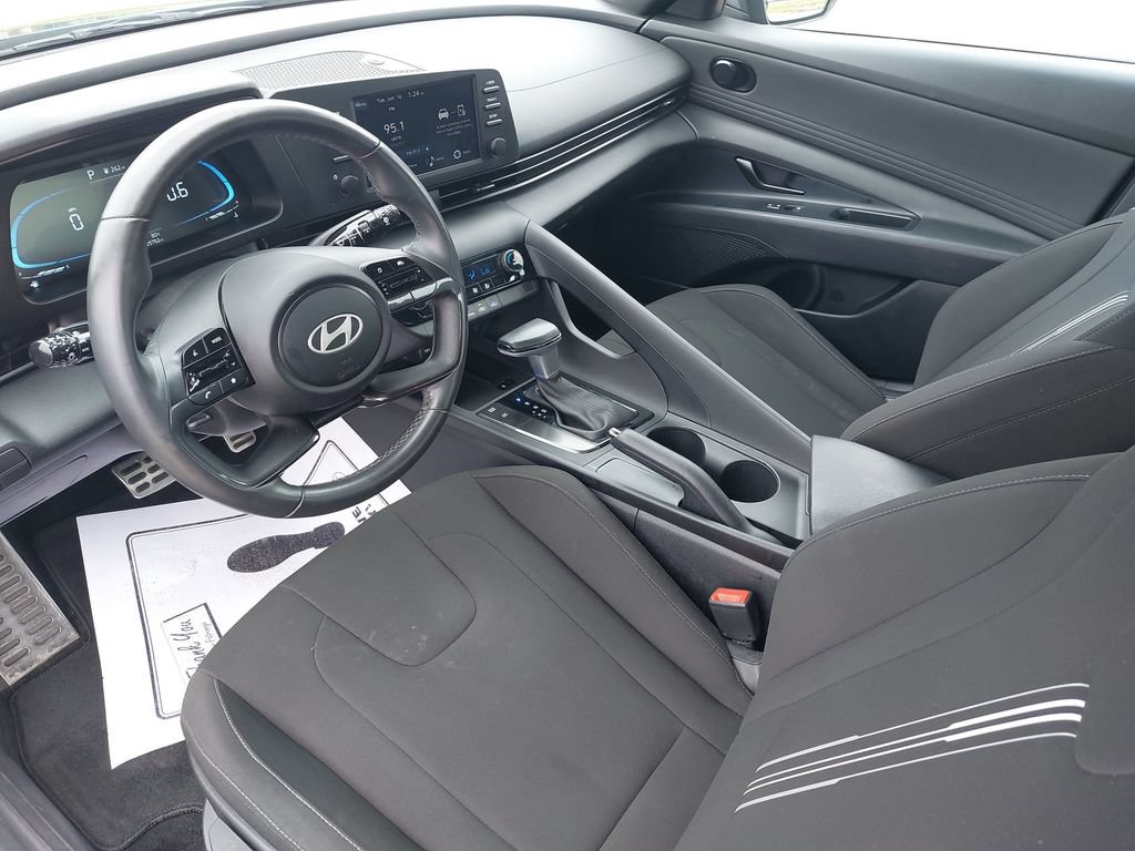 Used 2025 Hyundai Elantra Sport FWD image 13