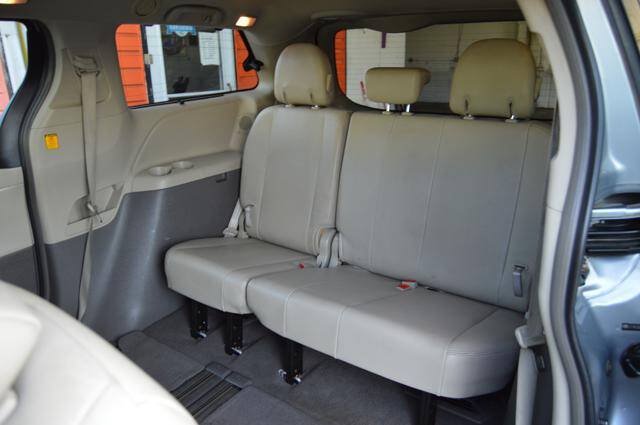 Used 2011 Toyota Sienna XLE w/ XLE Navigation Pkg FWD image 15