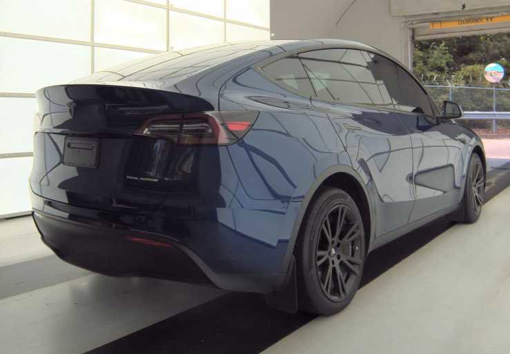 Used 2023 Tesla Model Y AWD image 2