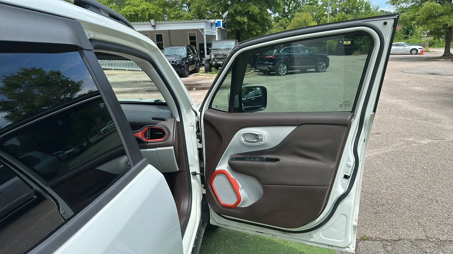 Used 2016 Jeep Renegade Latitude w/ Safety & Security Group FWD image 23