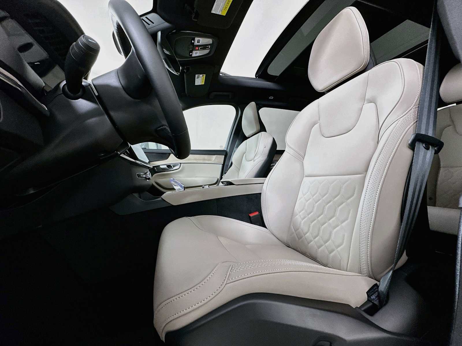 New 2026 Volvo XC90 B6 Plus w/ Protection Package Premier AWD/4WD image 18